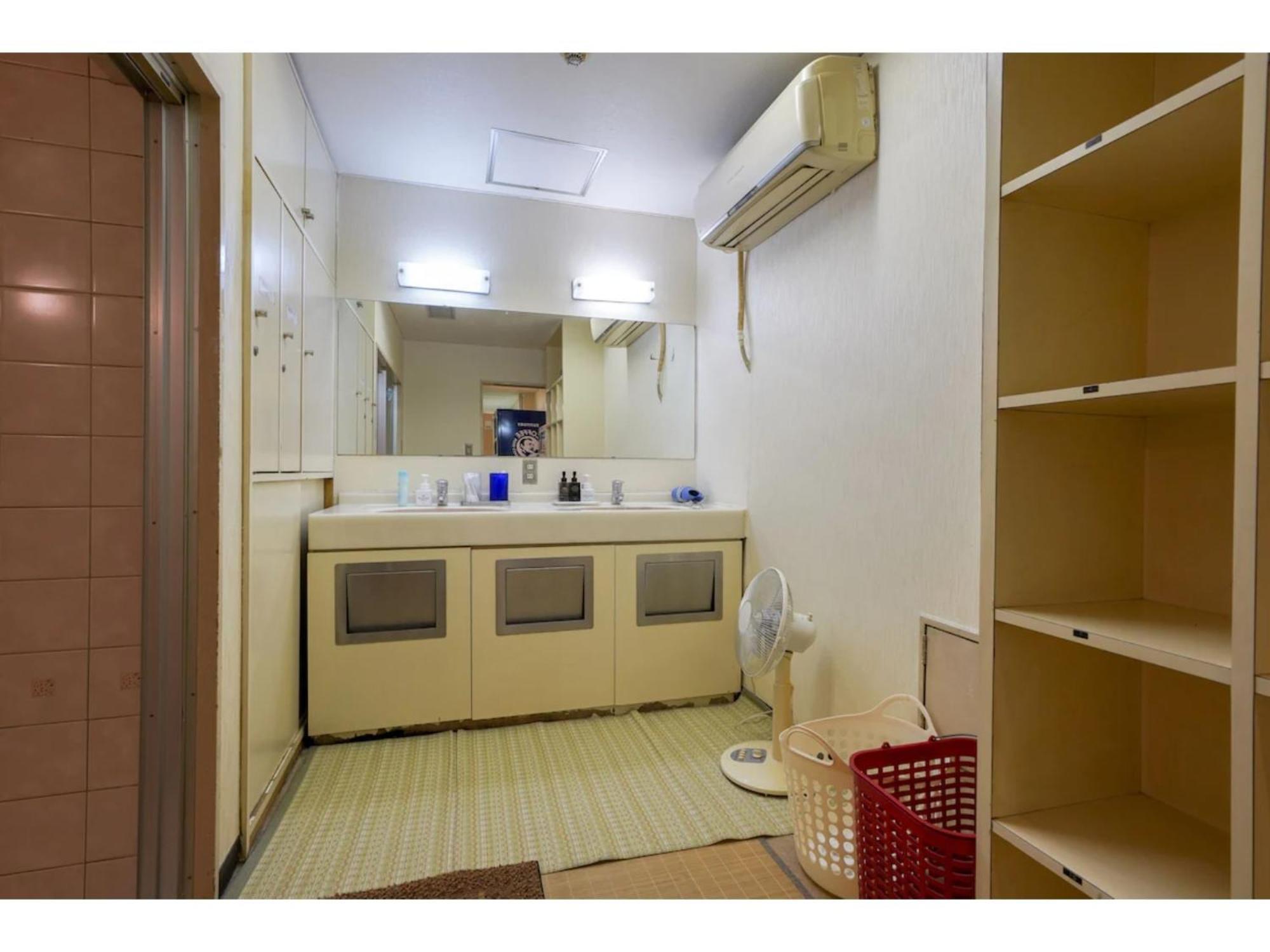 Male Only Capsule Inn Hamamatsucho - Vacation Stay 68799V Tokyo prefektur Exteriör bild
